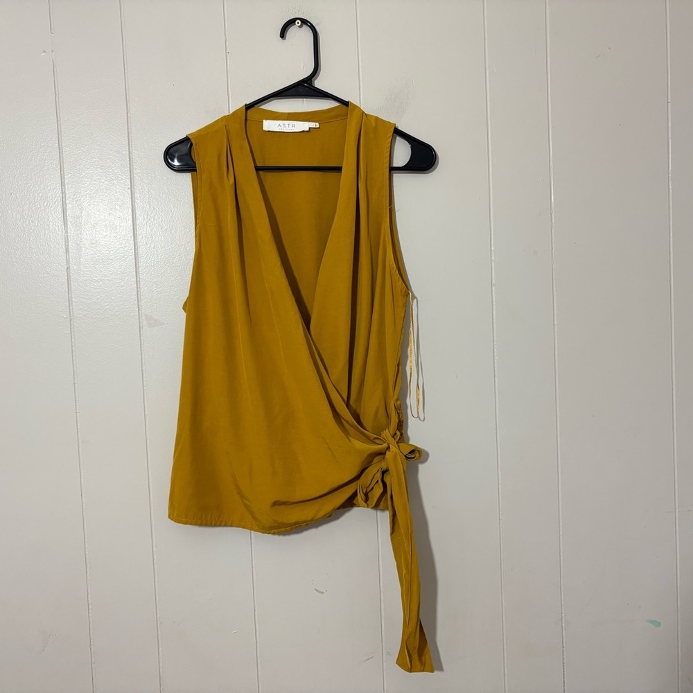 ASTR The Label Mustard Wrap Blouse Sleeveless Surplice Tie Waist Top Size L